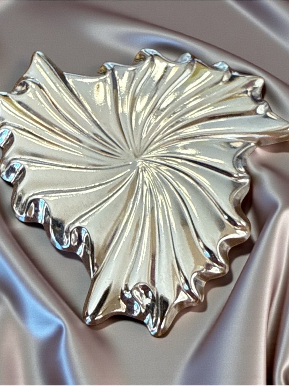 Vintage Jeri-Lou Silver Tone Swirl Abstract Scarf Clip Modernist Clasp